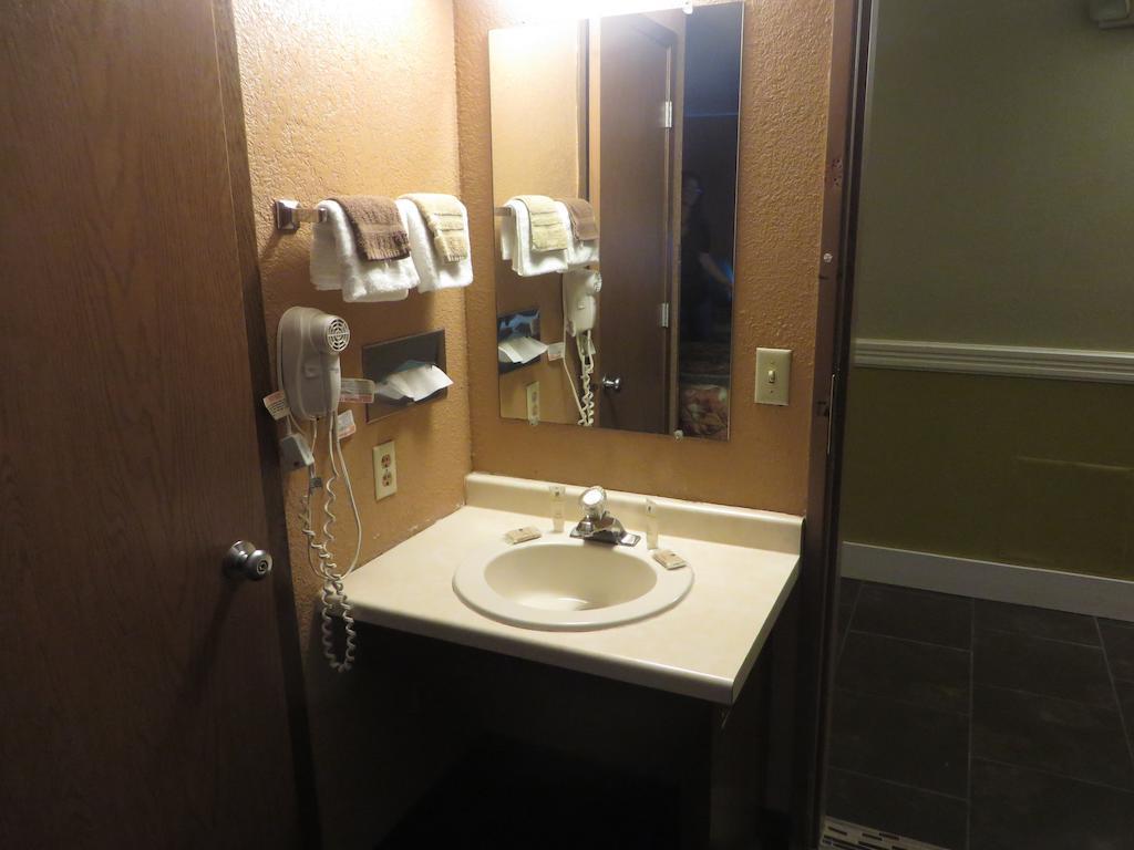 Riverside Suites North Mankato Room photo