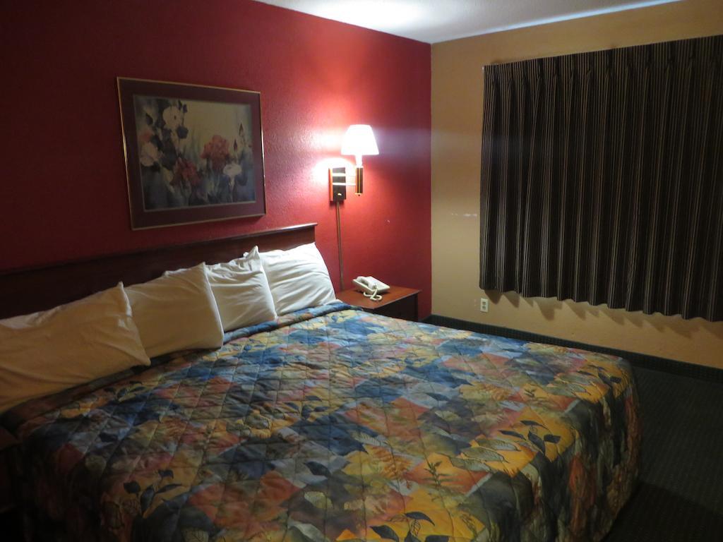 Riverside Suites North Mankato Room photo